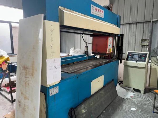 Long-bed cutting press